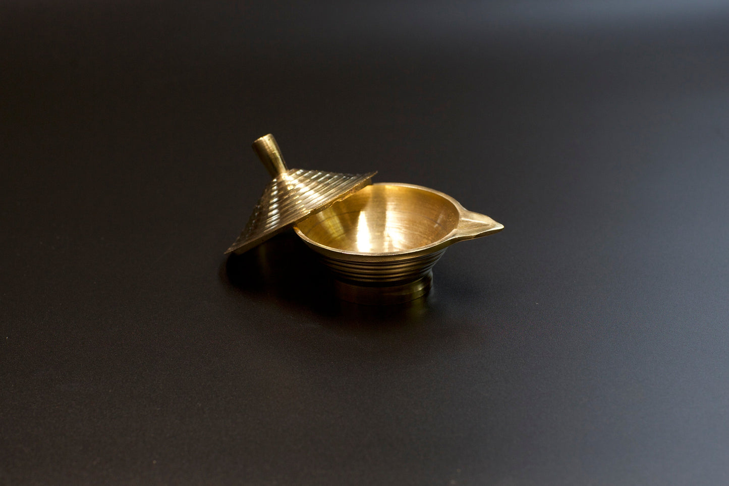 Small Brass Oil Lamp – Traditional Puja Diya for Meditation, Altar & Home Decor (Includes 20 Free Cotton Wicks)